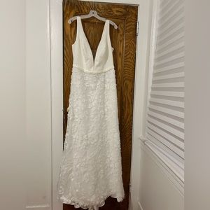 Completely NEW David’s Bridal -3d floral crepe a-line wedding dress with pockets